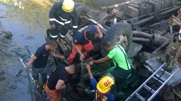 Rescuers pull out a winged van that fell off a bridge in Iloilo City. INQUIRER VISAYAS