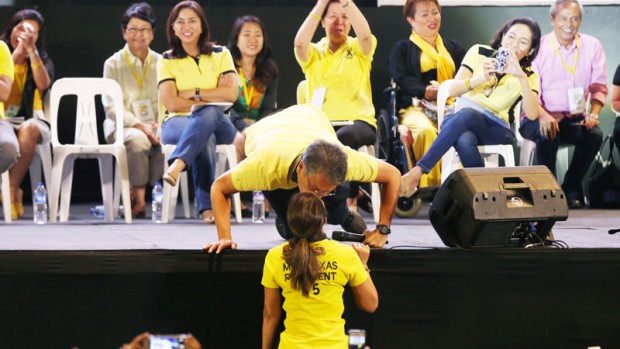 Presidential candidate Mar Roxas gets a kiss from wife Korina Sanchez. MARIANNE BERMUDEZ/PHILIPPINE DAILY INQUIRER