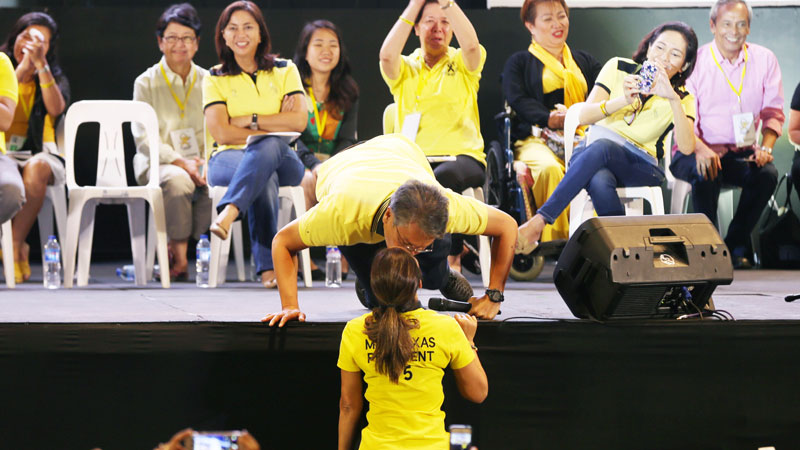 A BUSS FOR MAR Presidential candidate Mar Roxas gets a kiss from his wife, broadcaster Korina Sanchez, during a gathering at Makati Coliseum onMonday to celebrateWomen’sMonth. Sharing the stage is Roxas’ running mate Leni Robredo (left). MARIANNE BERMUDEZ