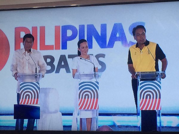 Duterte, Poe, Roxas on stage before 2nd presidential debate, jokes about the delay because of rules