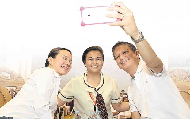 PRESIDENTIAL candidate Sen. Grace Poe and running mate Sen. Francis “Chiz” Escudero take a selfie with a student of South Western University during their sortie in Cebu City.            TONEE DESPOJO/CDN