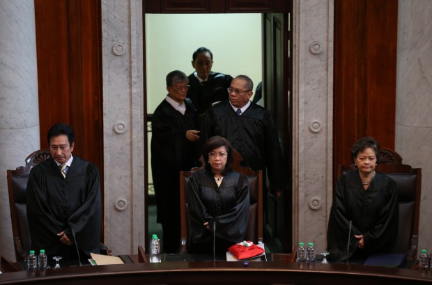 FIRM STAND Supreme Court Chief JusticeMaria Lourdes Sereno (center) and other SC justices (from left) Presbitero Velasco Jr., Jose Mendoza, Jose Perez, Bienvenido Reyes and Teresita Leonardo-de Castro, unanimously vote to uphold their earlier decision directing the Comelec to print out election receipts for theMay 9 elections. RAFFY LERMA