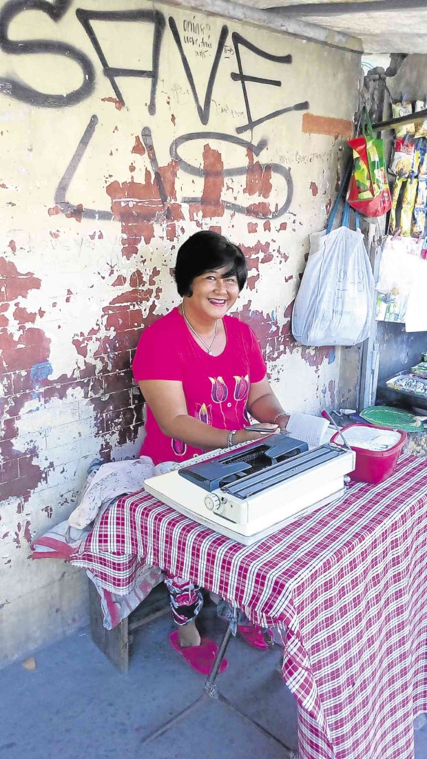  MARILYN Ecap uses her trusty typewriter to earn a living despite competition from nearby Internet shops in Tacloban City.         JOEY A. GABIETA 