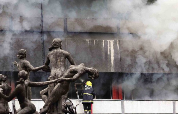 ‘STATE U’ INFERNO The predawn fire on Friday raged for 10 hours, destroyed treasured academic materials, and left a deep scar on the University of the Philippines campus in Diliman, Quezon City.              NIÑO JESUS ORBETA 