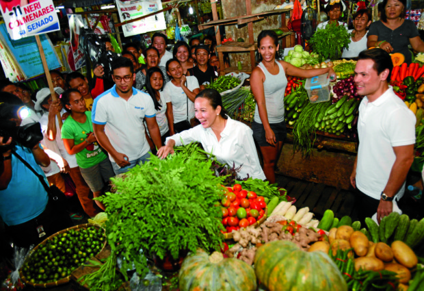 Presidential candidate Sen. Grace Poe buys vegetable at the Talisay Public Market in Cebun during a visit with running mate ,Sen. Francis 'Chiz' Escudero. Photo by Rick Nicolas (Poe-Chiz Media Bureau)