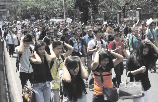 STUDENTS and residents join an earthquake drill in Baguio City but disaster response officials lament their lackluster response. EV ESPIRITU / INQUIRER NORTHERN LUZON