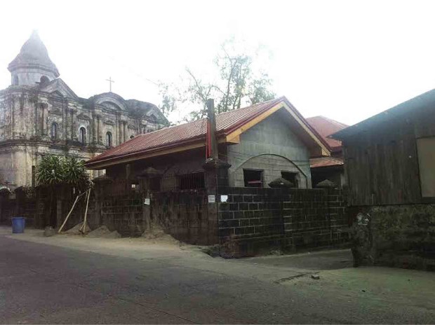  HERITAGE preservation advocates in Taal town in Batangas province protest the construction of this single-story building inside the Escuela Pia compound. CONCERNED TAALENYOS FOR HERITAGE PRESERVATION AND PATRIMONY