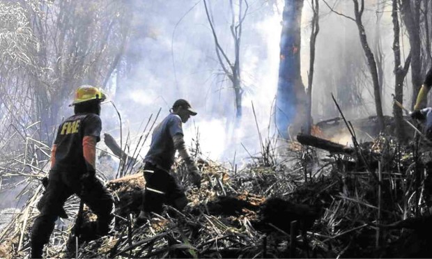 BEST EFFORTS Volunteers try to control the blaze that has been raging on Mt. Apo in Davao province since March 26. (See story in Across the Nation, Page A8.)  ORLANDO B. DINOY/INQUIRER MINDANAO 