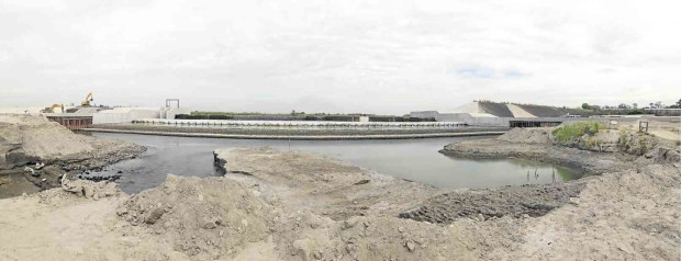  A POND has formed at the FVR Megadike’s base because a spillway has been  blocked by sand and other debris.  TONETTE T. OREJAS / Inquirer Central Luzon