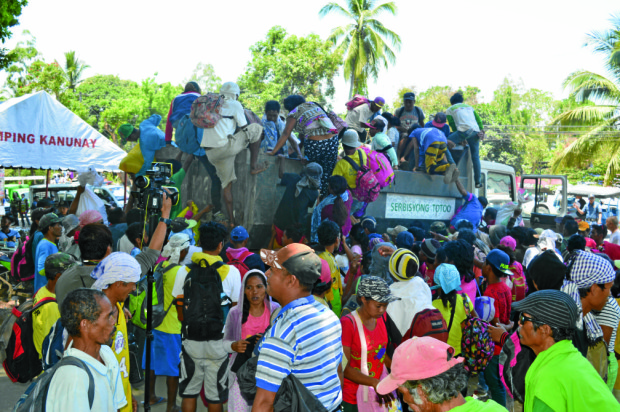 FARMERS climb aboard a dump truck that brought them home to Magpet town, North Cotabato province, after the bloody dispersal of a rally in Kidapawan City. Two protesters were killed and at least 100 others, including policemen, were wounded. Williamor A. Magbanua/Inquirer Mindanao