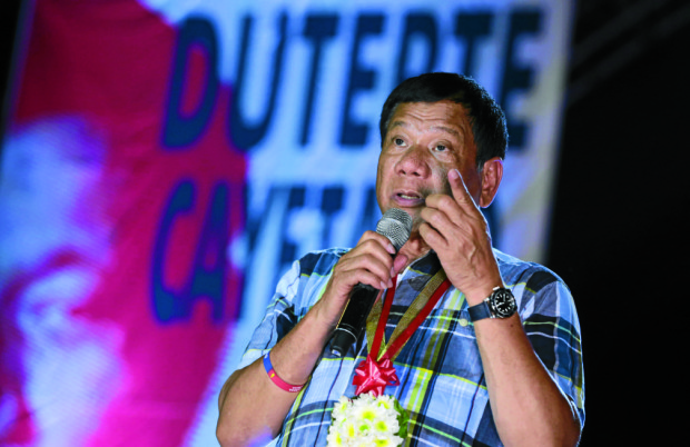 DUTERTE IN TAGUIG / APRIL 12, 2016 Presidential candidate Mayor Rodrigo Duterte gestures during an impromptu speech at a grand rally at the FTI in Taguig, Monday night, April 12, 2016. INQUIRER PHOTO / GRIG C. MONTEGRANDE