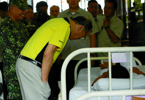 PRESIDENT AQUINO VISITS WOUNDED SOLDIERS IN ZAMBOANGA/ APRIL 14,2016 President Benigno Aquino lll visits the soldiers who were wounded in the 10-hour encounter with the Abu Sayyaf bandits in Tipo-Tipo on Basilan on Saturday . Eighteen soldiers died and 52 others were wounded.  The soldiers are now confined at the Camp Navarro General Hospital in Zamboanga City. Beside the President is Col. Felix Tayo, commanding officer of the hospital. INQUIRER PHOTO/JOAN BONDOC