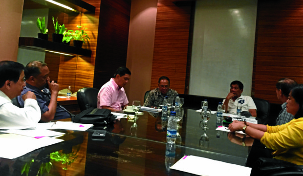 AGRI TALKS Presidential candidate Rodrigo Duterte meets with Alyansa Agrikultura chair and INQUIRER columnist Ernesto Ordoñez (left) and other agricultural leaders after 4 a.m. at a hotel in Quezon City on Saturday. CONTRIBUTED PHOTO