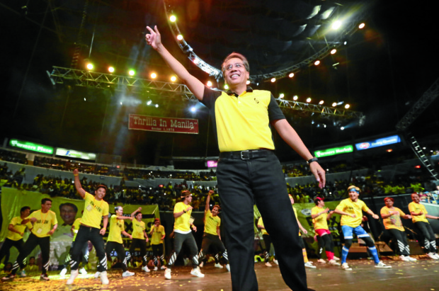 SHOW OF SUPPORT / APRIL 28, 2016 Presidential candidate Mar Roxas flashes the "L" sign during a show of support by the youth at the Araneta Coliseum on Thursday, April 28, 2016. INQUIRER PHOTO / GRIG C. MONTEGRANDE
