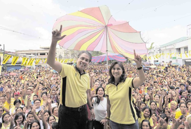 “L” FOR LIKE? Liberal Party standard-bearer Mar Roxas and running mate Leni Robredo flash the “L” sign at their campaign sortie in Ligao, Albay province in February 2016. RAFFY LERMA