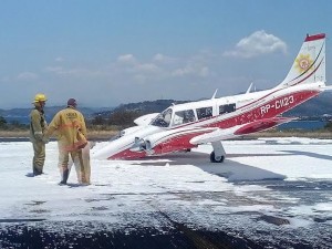 The twin-engine aircraft owned by the APG International Aviation Academy, makes an emergency landing at the Subic International Airport on April 11, 2016. Photo by Allan Macatuno, Inquirer Northern Luzon, INQUIRER