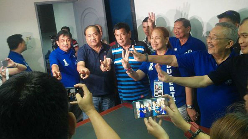 One Cebu gubernatorial bet Winston Garcia (left) and Davao City Mayor Rodrigo Duterte (right) with other One Cebu candidates show “Winner” sign after a private meeting held at Sugbutel Saturday evening. (CDN PHOTO/ VICTOR SILVA)