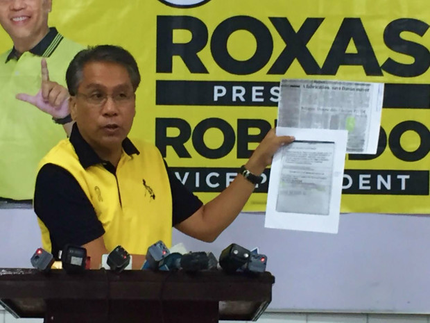 Liberal Party standard bearer Mar Roxas showing proof that Rodrigo Duterte's BPI bank account exists. NOY MORCOSO/INQUIRER.net
