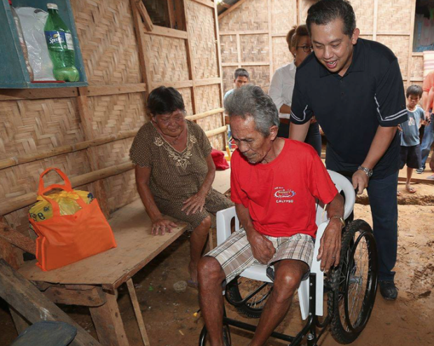  Martin Romualdez with a PWD supporter. 