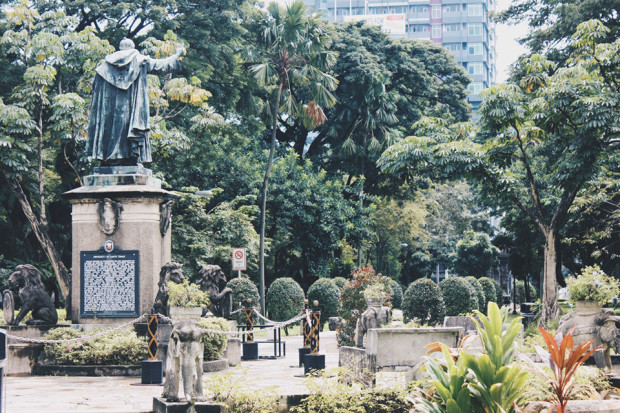 UST Miguel BENAVIDES statue plaza