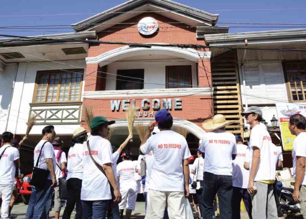 NO TO FISH HATCHERY  Residents of Bolinao, Pangasinan province, stage a picket in front of the municipal hall to oppose the construction of a fish  hatchery at the town’s ecotourism zone.        RAY ZAMBRANO/INQUIRER NORTHERN LUZON