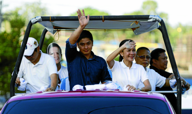 LOCOOVER COCO “Ang Probinsyano” lead actor CocoMartin and presidential aspirant Sen. Grace Poe wave to fans and supporters during the senator’s motorcade at Puerto Princesa City, Palawan province, on Thursday. Poe’s adoptive father, actor Fernando Poe, Jr. played the original “Probinsyano.” HANDOUT PHOTO
