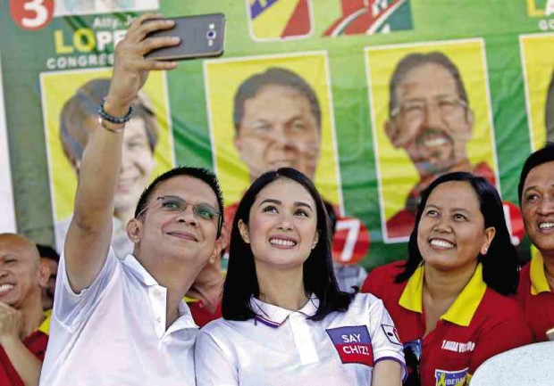 ON THE CAMPAIGN TRAIL Vice presidential candidate Sen. Francis “Chiz” Escudero takes a selfie with wife Heart during a campaign stop in Davao del Sur province.           CONTRIBUTED PHOTO