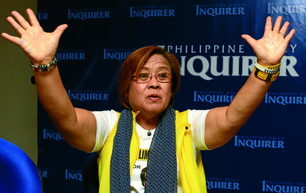 EARLYWARNING Former Justice Secretary and LP senatorial candidate Leila de Lima warns voters of the grim prospects of a possible Duterte presidency during a roundtable interview with INQUIRER editors and reporters on Tuesday. EDWIN BACASMAS