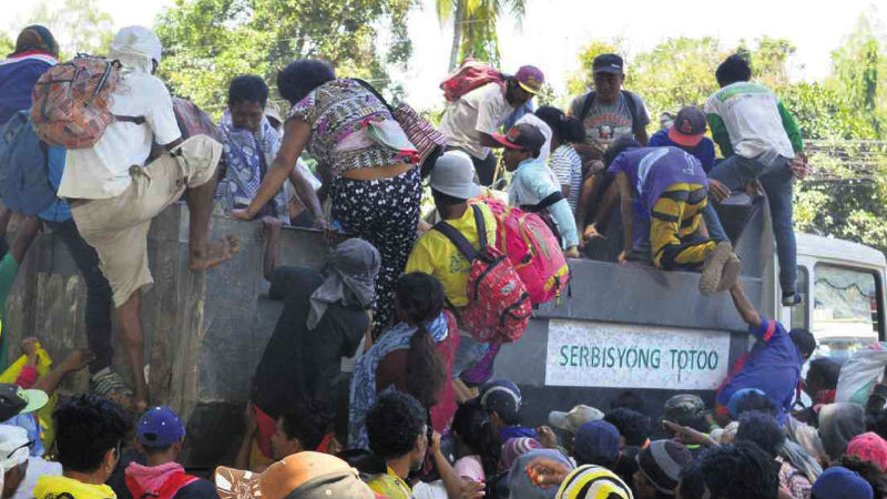 GOING HOME Some 200 farmers among those dispersed during a rally of drought-affected peasants in Kidapawan City to demand government aid, climb onto a truck that will take them home on Sunday. WILLIAMOR A. MAGBANUA / INQUIRER MINDANAO