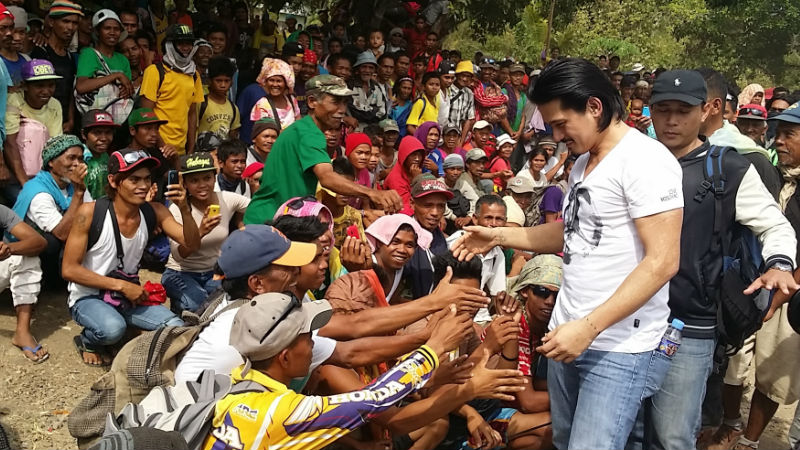 Actor Robin Padilla giving moral support to the protesters during his visit at the methodist compound  in Kidapawan City, Saturday. PHOTO BY ALLAN NAWAL