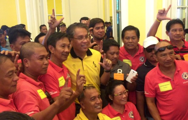 Liberal Party standard-bearer Mar Roxas gamely poses with (village) officials from Tarlac in an assembly at Fontana Convention Center in Clark Freeport Zone, Angeles, Pampanga. JULLIANE LOVE DE JESUS/INQUIRER.net 