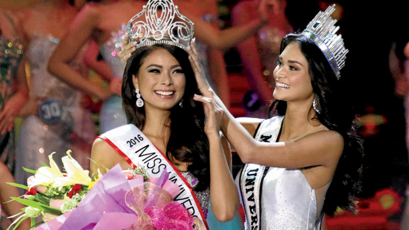 PASSING THE CROWN  Miss Universe 2015 Pia Alonzo Wurtzbach crowns Miss Universe Philippines 2016 Maria Mika Maxine Medina, a 25-year-old interior designer from Quezon City, at Smart Araneta Coliseum on Sunday.  RICHARD A. REYES