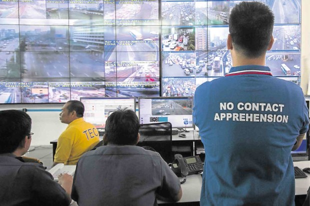 KEEPING WATCH. Traffic law enforcement goes multiscreen at the MMDA headquarters in Makati City.  ALEXIS CORPUZ-