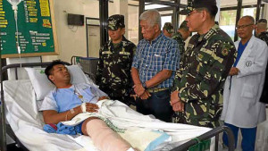 SURVIVOR’S STORY AFP Chief of Staff Gen. Hernando Iriberri and Defense Secretary Voltaire Gazmin listen to the story of Capt. Kiblas Mauricio, who survived the clash with Abu Sayyaf bandits in Basilan on Saturday. JULIE S. ALIPALA / INQUIRER MINDANAO