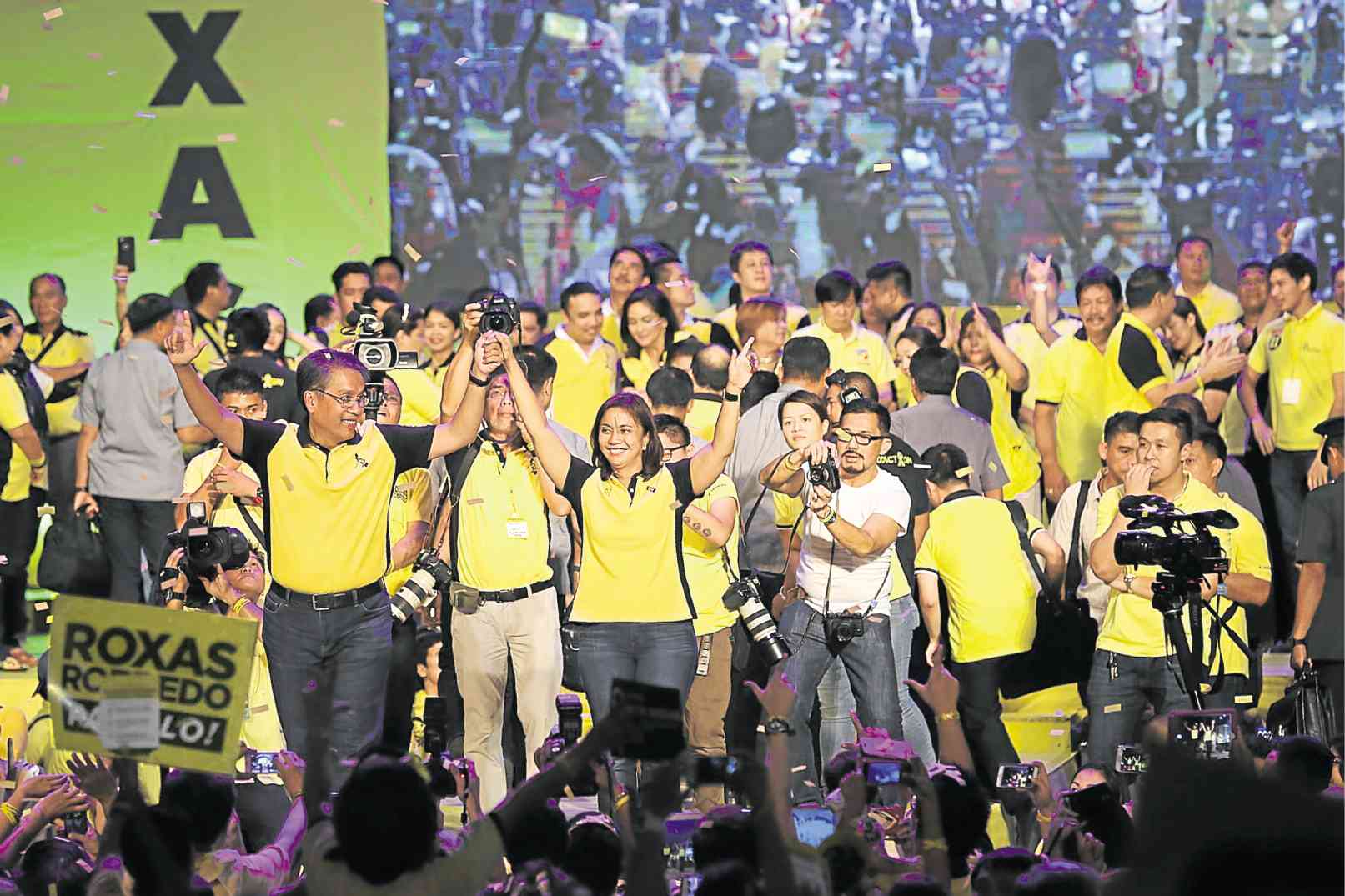 LAST CAMPAIGN DAY Liberal Party standard-bearer Mar Roxas and his running mate, Leni Robredo, greet supporters during their “miting de avance” on Saturday at Quezon Memorial Circle in Quezon City. JOAN BONDOC