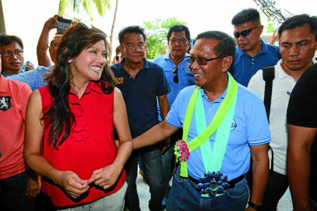 Ilocos Norte Governor Imee Marcos welcomes United Nationalist Alliance (UNA) standard bearer Vice President Jejomar C. Binay and other UNA candidates in Laoag on Monday.