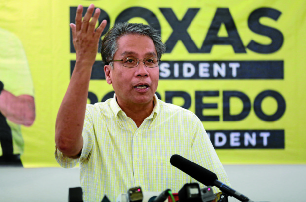MAR ROXAS III / MAY 2, 2016 LP standard bearer Mar Roxas III gestures during a press briefing at the LP headquarters in Balay, Cubao, Quezon City on Monday, May 2, 2016. INQUIRER PHOTO / GRIG C. MONTEGRANDE
