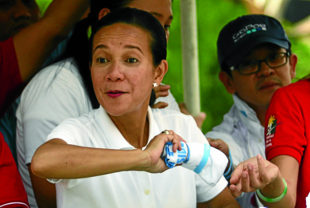 Sen. Grace Poe throws a giveaway to her supporters in Tarlac City.