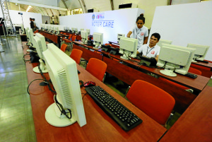 GETTING READY / MAY 3, 2016 IT personnel checks the computer monitor at the voter care section of the Commission on Elections headquarters atbthe PICC on Tuesday, May 3, 2016. INQUIRER PHOTO / GRIG C. MONTEGRANDE