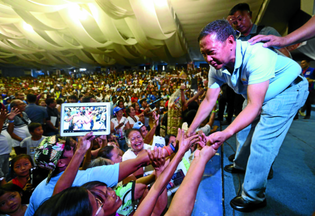 BINAY-ISABELA/MAY 04, 2016 UNA presidential candidate Jejomar Binay campaigning in F.L. Dy Coliseum, Cauayan City, Isabela. INQUIRER PHOTO/LYN RILLON