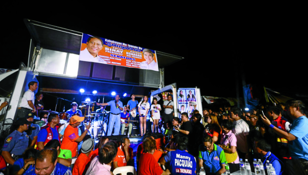 BINAY-ISABELA/MAY 05, 2016 UNA presidential candidate Jejomar Binay campaigning in the back of a truck with wing body in Santiago City, Isabela night of May 4, 2016. INQUIRER PHOTO/LYN RILLON