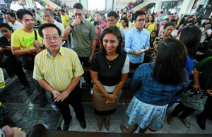 NEW VICE PRESIDENT / MAY 30, 2016 Presumptive Vice President elect Leni Robredo attends a thanksgiving mass at the St Peter's Basilica in Commonwealth Avenue in Quezon City on Monday, May 30, 2016. Also in photo Atty. Romeo Macalintal.  INQUIRER PHOTO / GRIG C. MONTEGRANDE