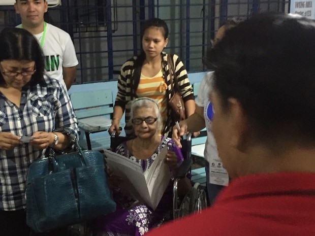 Ninety-year-old Angela Dimaandal votes in Marikina City. TETCH TORRES-TUPAS/INQUIRER.net 