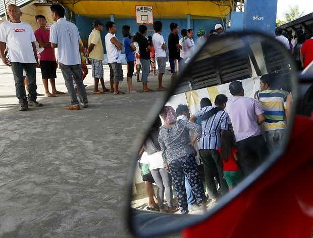 Filipinos queue up to vote for the country's presidential elections at the front-running presidential candidate Mayor Rodrigo Duterte's hometown of Davao city in southern Philippines Monday, May 9, 2016. Millions of voters are expected to troop to polling precincts all over the country to elect the successor of President Benigno Aquino III. AP 