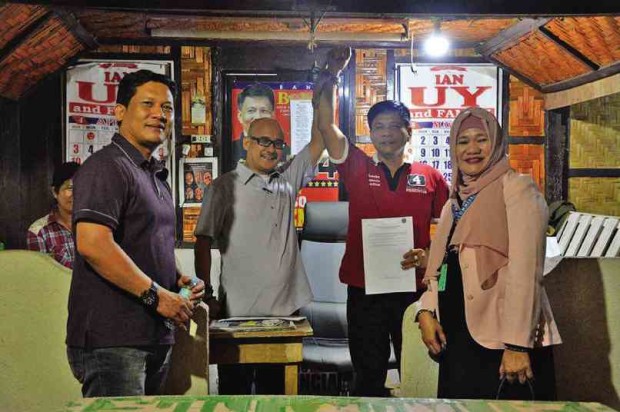 PROCLAMATION IN JAIL Members of the board of canvassers proclaim reelectionist Mayor Celso Regencia, who is in jail on a criminal charge, winner in Monday’s elections. His running mate, priest on-leave Jeemar Vera Cruz, won as vice mayor.         RICHEL V. UMEL/INQUIRER MINDANAO