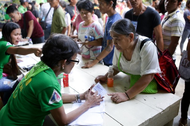 An officer attends to a question of one of the voters. Photo by Tristan Tamayo/INQUIRER.net