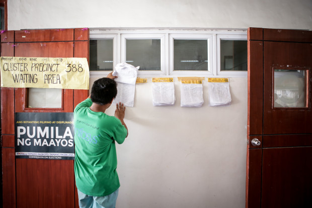 A man looking at precinct numbers at Nagpayon Elementary School. Photo by Tristan Tamayo/INQUIRER.net