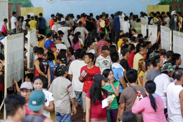A man finding his way in the sea of voters at Commonwealth Elementary School. Photo by Tristan Tamayo/INQUIRER.net