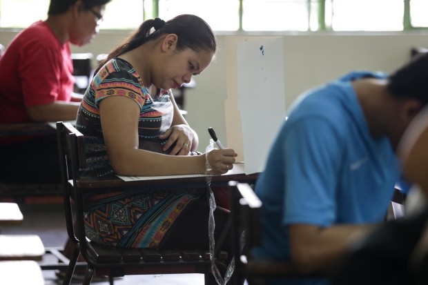 A voter filing in her ballot. Photo by Tristan Tamayo/INQUIRER.net