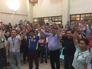 Bebot Abellanosa (second to the left) is reelected as Cebu City South District Representative, Tommy Osmeña (center) is proclaimed as Cebu City mayor while Raul Del Mar (second from right) is also reelected as Cebu City North District Representative. (CDN PHOTO/ SANTINO BUNACHITA)